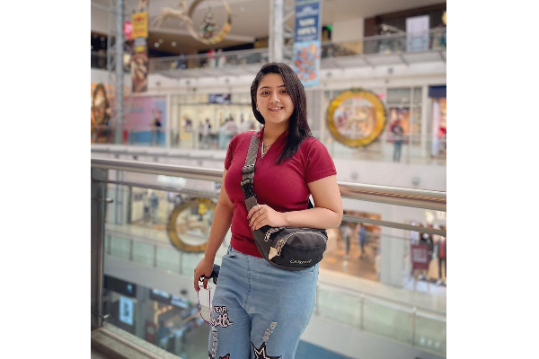 இறுக்கமான உடையில் போஸ் கொடுத்த சூர்யா - ஜோதிகாவின் ரீல் மகள்! என்னமா இப்படி மாறிட்ட | Shriya Sharma Recent Pic Shock Fans