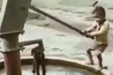 சுட்டி குழந்தையின் மனச பாருங்க.... உதவ  வயது விசயமே இல்லை! கோடி கொடுத்தாலும் கிடைக்காத அரிய காட்சி