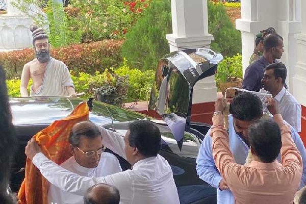 யாழில் முக்கிய இடத்திற்கு சென்ற முன்னாள் ஜனாதிபதி! | Former President Maithiri Went Place In Yali