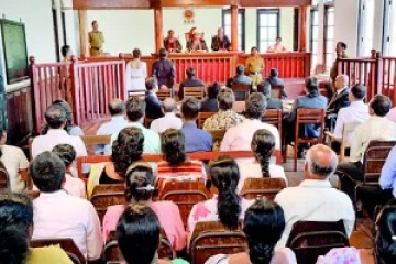 இலங்கையில் நீதிமன்றை அவமதித்த அரசியல்வாதி சிறையில் அடைப்பு