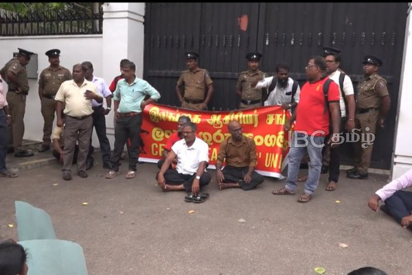 முற்றுகையிடப்பட்ட அலுவலகம்: பின்பக்க கதவால் வெளியேறிய வடக்கு ஆளுநர் | Irregularity In Teacher Transfer Protest Continues