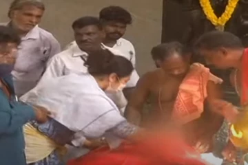 இறுதி சடங்கில் கணவரை கட்டிப்பிடித்து மீனா கொடுத்த முத்தம்! கண்கலங்க வைக்கும் புகைப்படம்