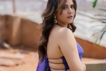 தெலுங்கு நடிகை அனசுயா சேலையில் வேற லெவல் கவர்ச்சி