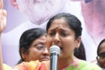 பெரியார் குறித்த போலி செய்திக்கு விளக்கம் கொடுத்து விட்டு வள்ளுவர் பற்றி பேசுங்கள்: காயத்ரி ரகுராம்