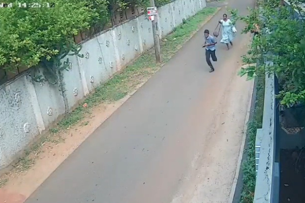 சுன்னாகத்தில் அதிரடியாக கைது செய்யப்பட்ட இராணுவ சிப்பாய் | Tamil Charge Of Chunnakam Arrest Of Army Soldier சுன்னாகத்தில் அதிரடியாக கைது செய்யப்பட்ட இராணுவ சிப்பாய் | Tamil Charge Of Chunnakam Arrest Of Army Soldier