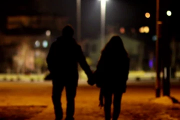 நடுராத்திரில நடந்துபோனது குத்தமா..ரூ.3000 அபராதம் போட்ட போலீஸ் - அதிர்ச்சி!