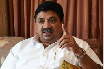 எதுக்கு உங்களுக்கு  2 லேப்டாப் ? நிதியமைச்சரிடம் கேள்வி எழுப்பிய மத்திய தொழிற்படை போலீசார்