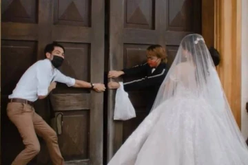 மணக்கோலத்தில் காத்து நின்ற மணமகள்; திறக்க மறுத்த கதவு!(Video)