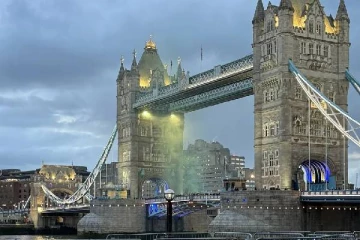 திரண்ட மக்கள் கூட்டம்... மூடப்பட்ட லண்டன் Tower Bridge