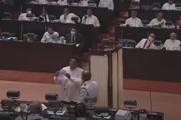 நாடாளுமன்றில் தவறானமுறையில் நடந்து கொண்ட சஜித்- சபாநாயகர் காட்டம்!