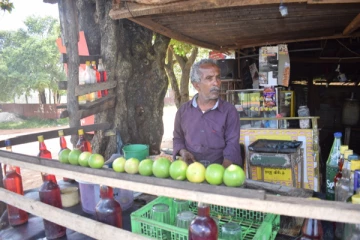 இருபது வருடங்களாக வியாபாரம் செய்த இடத்திலிருந்து அகற்றும் வன இலாகா அதிகாரிகள் (PHOTOS)