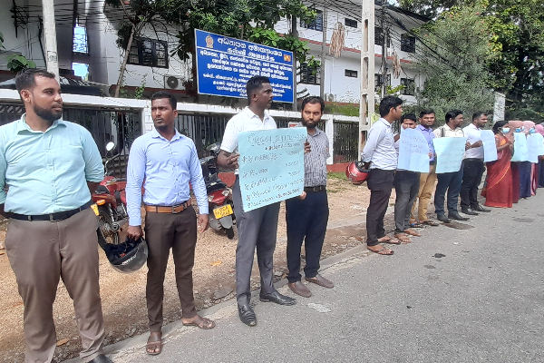 திருகோணமலையில் வீதிக்கு இறங்கிய ஆசிரியர்கள்! | Teachers Protest Trincomalee