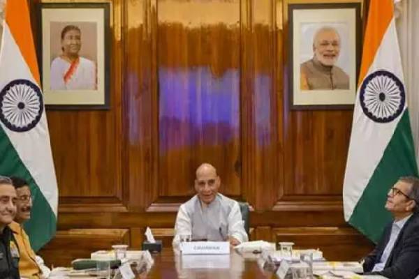 ரூ.79,000 கோடி மதிப்புள்ள ஆயுதங்கள் மற்றும் ராணுவ வன்பொருள்களை வாங்க இந்திய அரசு ஒப்பந்தம் | Indian Govt Signs Buy Arms Worth Rs 79 000 Crore