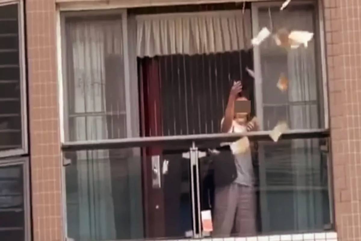 அடுக்கு மாடியில் இருந்து பணத்தை கட்டுக்கட்டாக தூக்கி வீசிய பெண் - வைரல் வீடியோ | Woman Who Threw Money From Apartment Viral Vdo