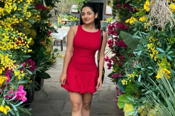 பாபநாசம் பட நடிகையா இப்படி.. எஸ்தர் அணில் கிளாமர் புகைப்படங்கள்