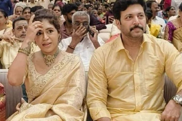 மாலையும் கழுத்துமாக ரவி மோகன் - அவரது தோழி கெனிஷா!! எங்க போயிருக்காங்க தெரியுமா?