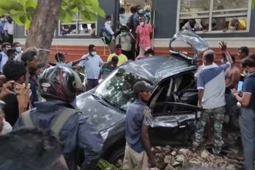 கொழும்பில் காருடன் மோதிய ரயில்! - இரு பெண்கள் வைத்தியசாலையில் அனுமதி