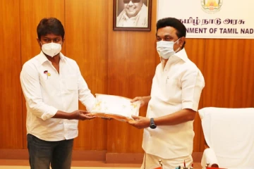 தன்னிடம் வழங்கப்பட்ட நிவாரண நிதியை முதல்வரிடம் ஒப்படைத்தார் உதயநிதி ஸ்டாலின்..!