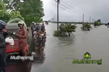 சம்மாந்துறை - அம்பாறை வீதிக்கு குறுக்கே பாயும் வெள்ளம்! போக்குவரத்து நெருக்கடியில் மக்கள்