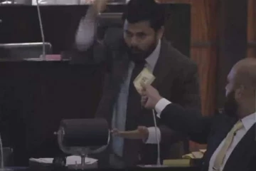 நாடாளுமன்ற உறுப்பினர் பேசிக்கொண்டிருந்த போது 5000 ரூபா தாளை நீட்டிய சாணக்கியன் (Video)