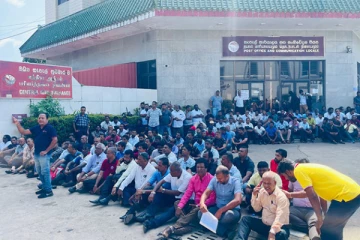 சத்தியாகிரகப் போராட்டத்தில் குதித்த தபால் தொழிற்சங்கத்தினர்