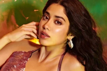 இரவு பார்ட்டியில் இப்படியொரு போஸ்? மறைந்த ஸ்ரீதேவி மகள் ஜான்வி கபூரின் புகைப்படம்..