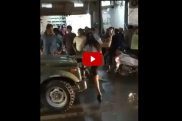 தலைக்கேறிய போதை - நடுரோட்டில் ரகளை செய்த மாடல் அழகி - வீடியோ வைரல்