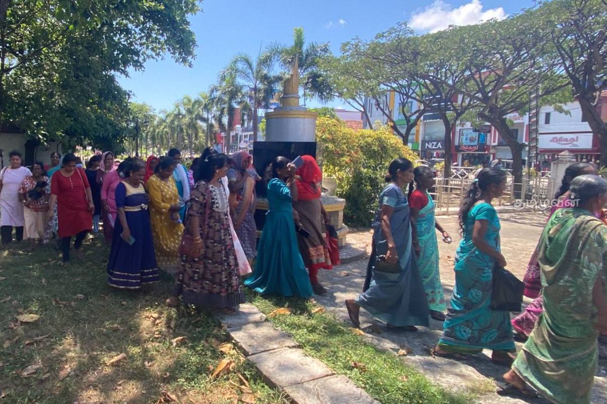 வடக்கு - கிழக்கில் தமிழ் அரசியல்வாதிகளின் செயற்பாடுகளை கண்டித்து கவனயீர்ப்பு போராட்டம் | Batticalo Protest Today வடக்கு - கிழக்கில் தமிழ் அரசியல்வாதிகளின் செயற்பாடுகளை கண்டித்து கவனயீர்ப்பு போராட்டம் | Batticalo Protest Today