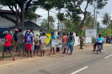 காவல்துறையில் சரணடைய சென்றவர்கள் மீது சினிமாப் பாணியில் தாக்குதல்!
