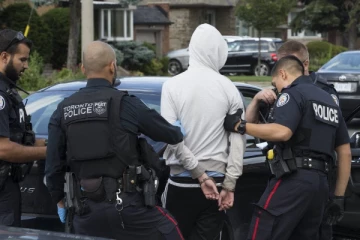 ரொறன்ரோவில் பொலிஸ் அதிகாரி ஒருவரை கடித்து குதறிய இளைஞன்!