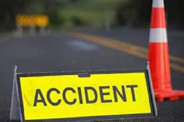 மரத்தில் மோதி வேன் கோர விபத்து; 11 பேர் மருத்துவமனையில்