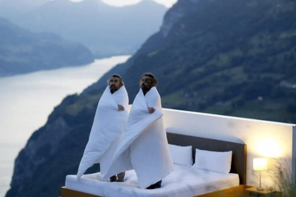 சுவர் இல்லை.. மலை உச்சியில் ரூம்; கவனம் ஈர்த்த ஹோட்டல் - எங்கு தெரியுமா? | No Walls Roof Quirky Null Stern Hotel Swiss Alps