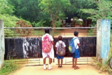 මව සමඟ තිබුණ ආරවුලට, විදුහල්පති සිසුන් තිදෙනා පාසලෙන් එළියට දාලා