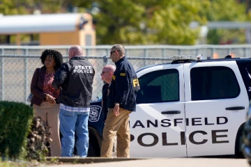 அமெரிக்காவின்  உயர்நிலைப் பள்ளியில் மர்ம நபர்  வெறிச்செயல்;  மாணவர்களின் நிலை?