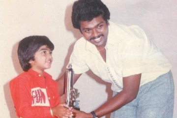 இந்த புகைப்படத்தில் பார்த்திபனுடன் இருக்கும் நட்சத்திரம் யார் தெரியுமா.. இதோ பாருங்க