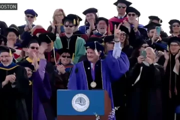 ஒவ்வொருவருக்கும் 1,000 அமெரிக்க டாலர்; பரிசுவழங்கி அசத்திய அமெரிக்க கோடீஸ்வரர்..!