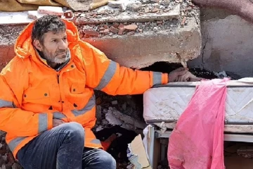 துருக்கி இடிபாடுகளுக்கு சிக்கிய மகள்! நெஞ்சை உலுக்கும் தந்தையின் செயல்