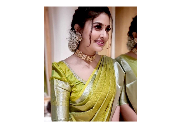 நடிகை சினேகாவா இது? பட்டுப்புடவையில் ஜொலிக்கும் அழகைப் பாருங்க | Sneha Cute Photos Saree