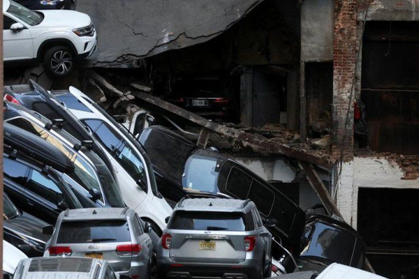 நியூ யோர்க் நகரில் இடிந்து விழுந்த வாகனத் தரிப்பிடம்! | A Collapsed Car Park In New York City
