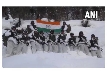 கடும் பனிப்பொழிவிலும் தேசிய கொடி ஏந்தி குடியரசு தின வாழ்த்து தெரிவித்த ராணுவ வீரர்கள்