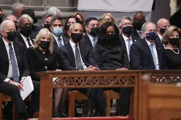 மரணச்சடங்கில் கலந்துகொண்ட மூன்று அமெரிக்க ஜனாதிபதிகள்; கடும் பாதுகாப்பு