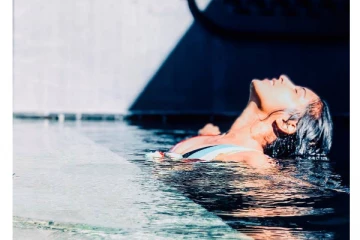 நீச்சல் உடையில் கடலில் ஆட்டம் போட்ட நடிகை! வைரல் வீடியோ