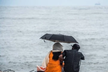 கொழும்பு காலி முகத்திடலில் காதலர்களுக்கு ஏற்பட்ட சங்கடம் - அதிகாரிகள் நடவடிக்கை