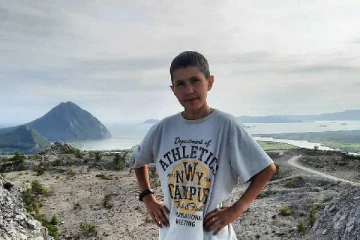 14 வயது சிறுவன் போல் தோற்றம்.. உண்மையான வயது என்ன தெரியுமா?