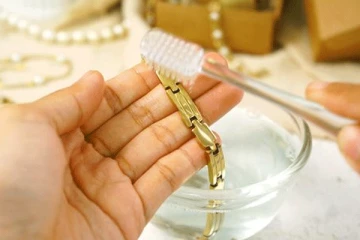 පරණ වෙලා දිස්නේ අඩුයි නම්. මෙන්න ගෙදරදීම රන් ආභරණ පිරිසිදු කරන විදිහ.