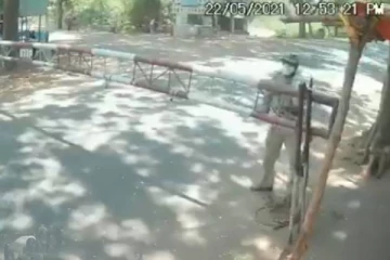 அதி வேகமாக செக் போஸ்ட் தடுப்பை கடக்க முயன்ற இளைஞனுக்கு நேர்ந்த சோகம்!