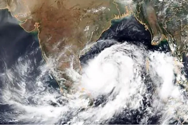 தீவிரமடைந்த டிட்வா புயல் - காரணத்தை வெளியிட்ட பேராசிரியர் | Intensified Cyclone Titwa Prof Reveals Cause தீவிரமடைந்த டிட்வா புயல் - காரணத்தை வெளியிட்ட பேராசிரியர் | Intensified Cyclone Titwa Prof Reveals Cause