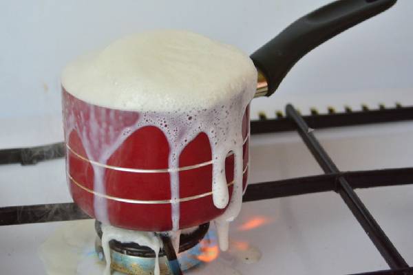 பால் பொங்குவது எதனால் ? அறிவியல் காரணம் தெரியுமா? | What Causes Milk To Curdle