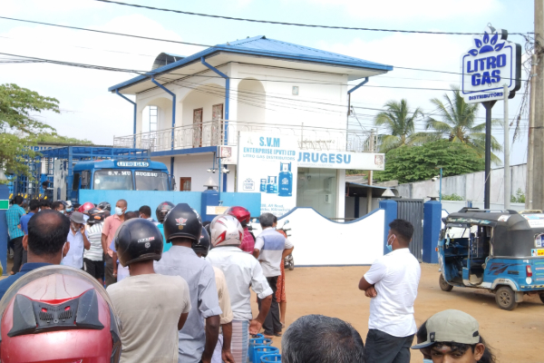 நாட்டின் பல பகுதிகளில் எரிவாயு தட்டுப்பாடு: நீண்ட வரிசையில் காத்திருக்கும் மக்கள் (VIDEO) | Gas People Jaffna Kilinochchi Litro