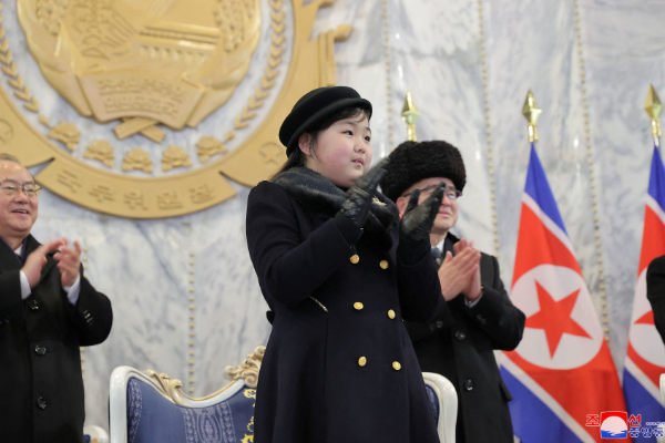 வடகொரியாவில் பலரது கவனத்தையும் ஈர்த்து வரும் இளம்பெண்! | North Korea S Next Leader